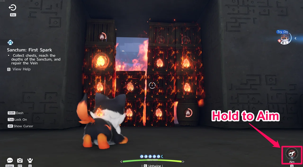 Quemando cajas de madera y un barril explosivo con el Emberpup en Entrelazo, con el aviso Hold to Aim en pantalla